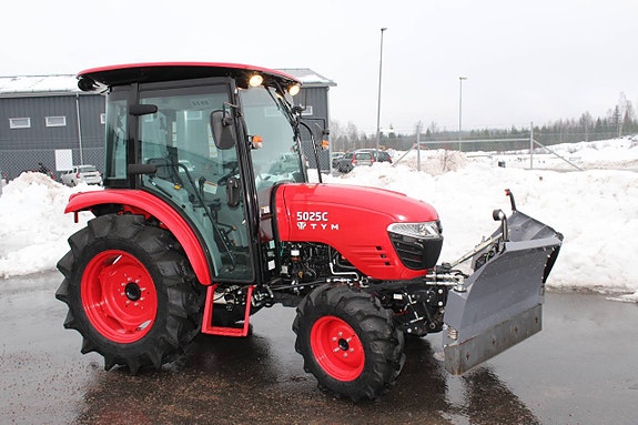 Traktor TYM 5025C 48 hk 4WD med vikplog