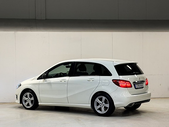 Mercedes-Benz B180 d 2 of 5