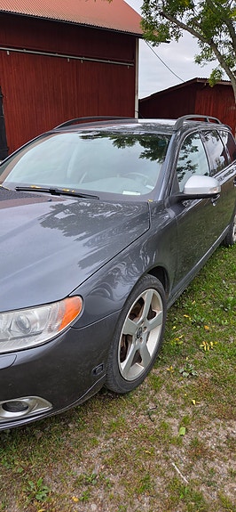 Volvo V70 2 of 8