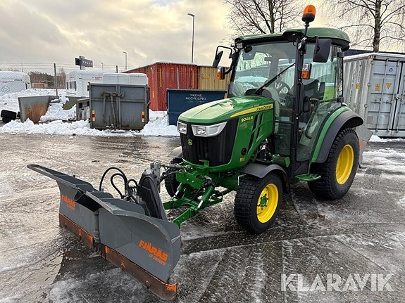 Traktor John Deere 3046R med lastare och 3 re