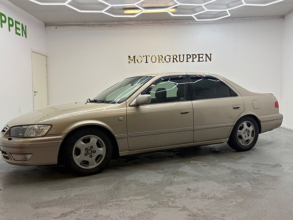 Toyota Camry 4 of 5