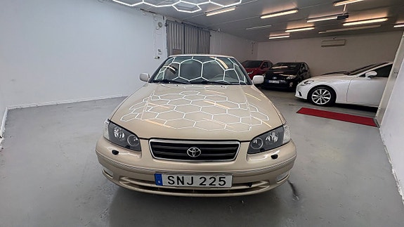 Toyota Camry 6 of 24