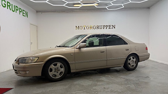 Toyota Camry 5 of 24