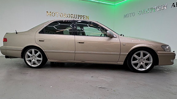 Toyota Camry 13 of 24