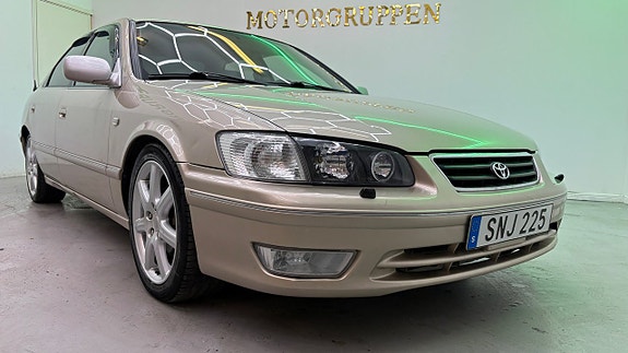 Toyota Camry 11 of 24