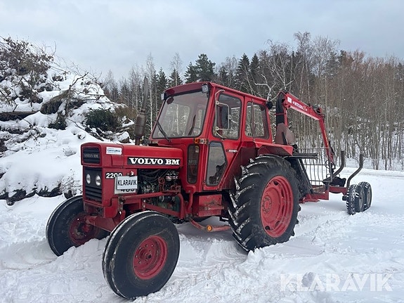 Traktor Volvo BM 2200 med frontlastare och sk