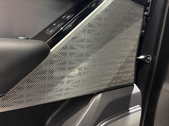 Land Rover Range Rover Velar 8 of 13