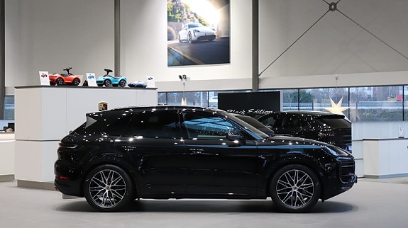 Porsche Cayenne 3 of 5