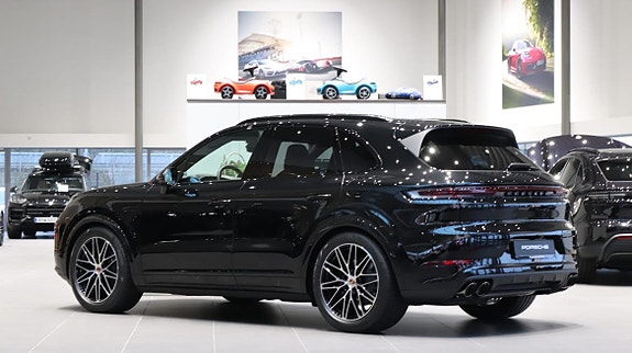 Porsche Cayenne 2 of 5