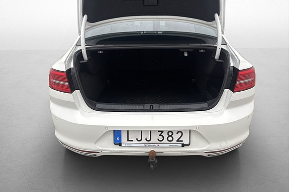 Volkswagen Passat 22 of 26
