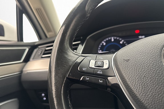 Volkswagen Passat 13 of 26