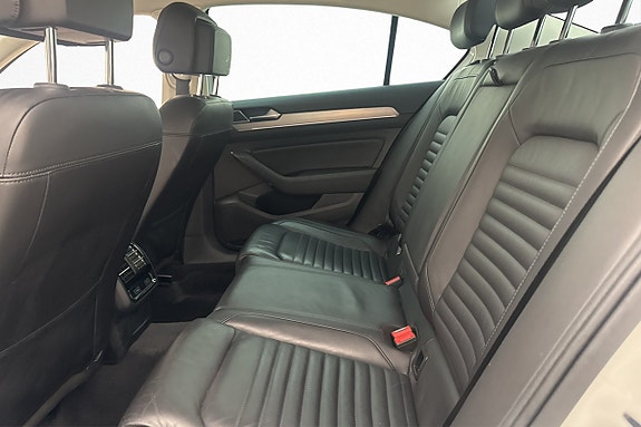 Volkswagen Passat 11 of 26