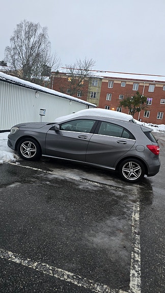 Mercedes-Benz A180 2 of 5