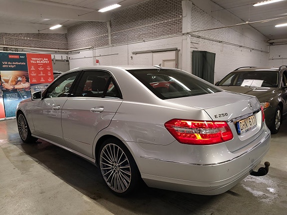 Mercedes-Benz E250 4 of 5