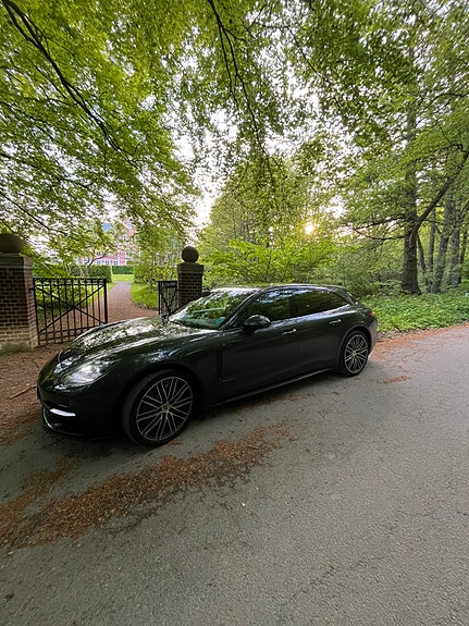 Porsche Panamera 4S 3 of 5