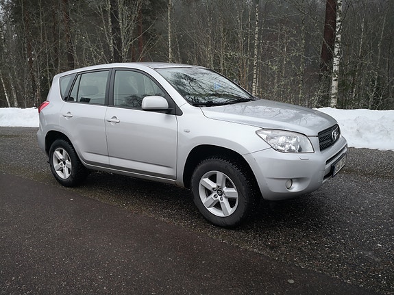 Toyota RAV4 2 of 7