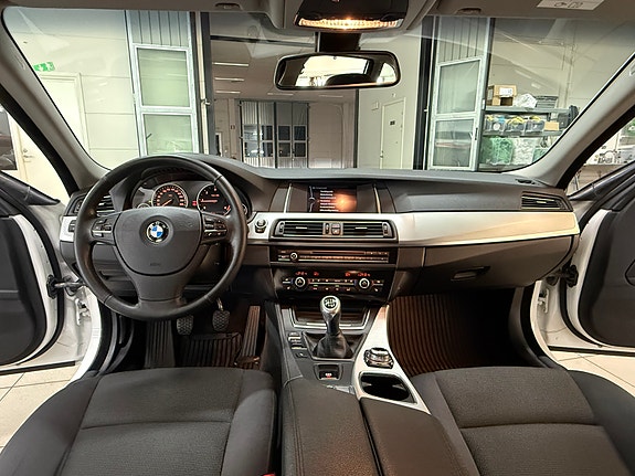 BMW 520d 3 of 5