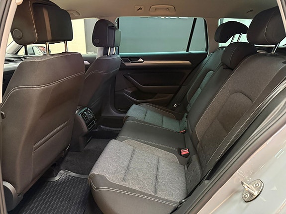 Volkswagen Passat 16 of 28