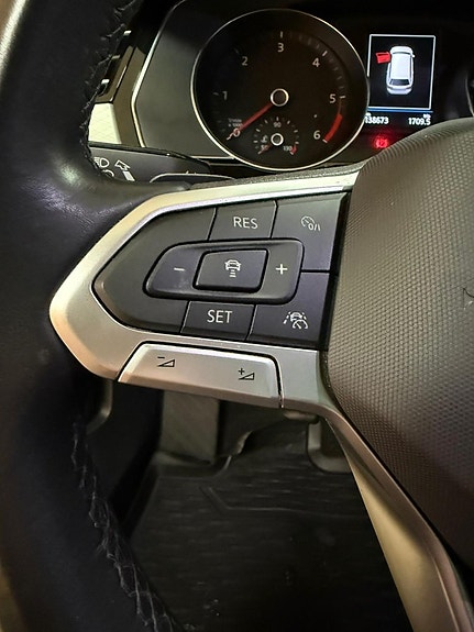 Volkswagen Passat 23 of 28