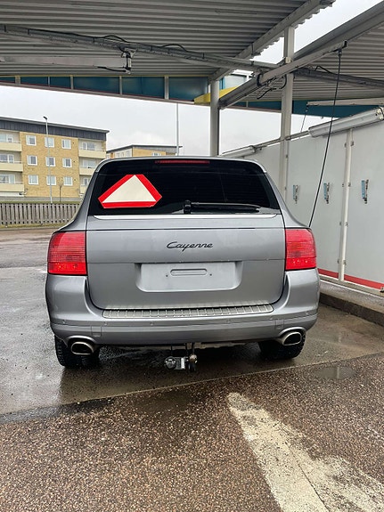 Porsche Cayenne 4 of 14