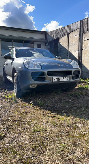 Porsche Cayenne 2 of 14