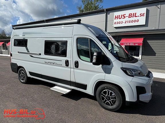 Pössl Summit 600 Shine L R / Långbädd / 180hk / Solpanel