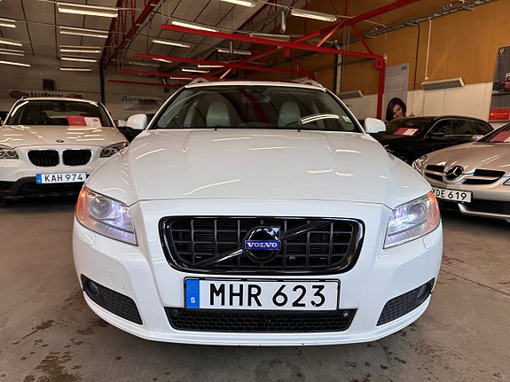 Volvo V70 2 of 13