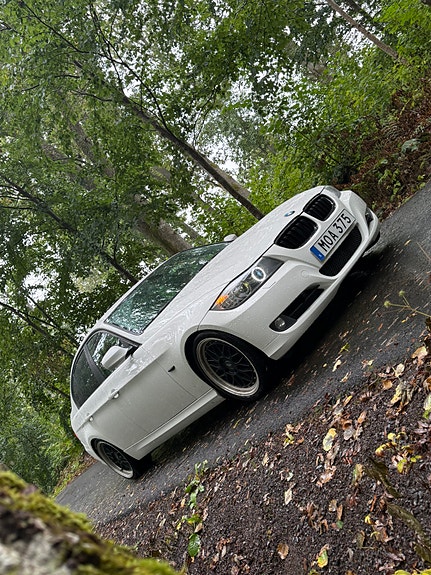 BMW 320d 2 of 5