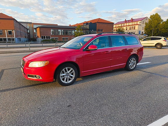 Volvo V70 2 of 12
