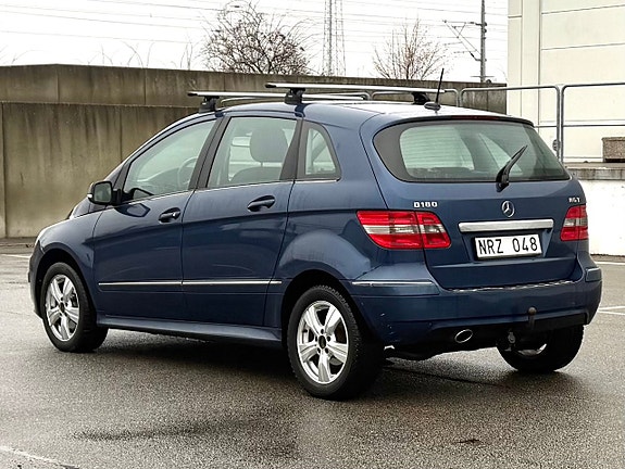 Mercedes-Benz B180 4 of 5