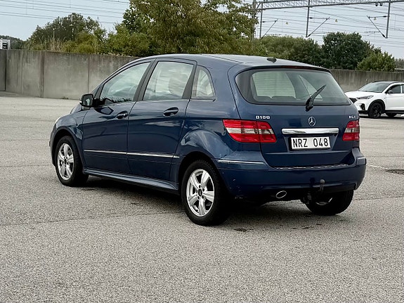 Mercedes-Benz B180 4 of 8