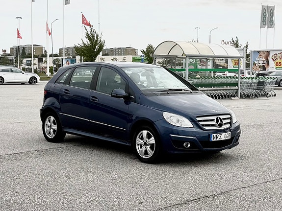 Mercedes-Benz B180 2 of 8