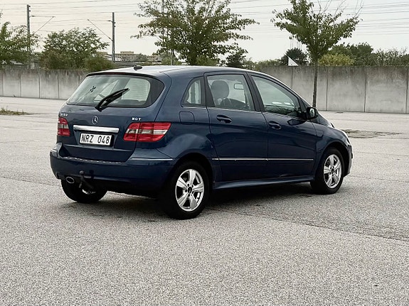 Mercedes-Benz B180 3 of 8