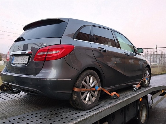 Mercedes-Benz B200 4 of 5