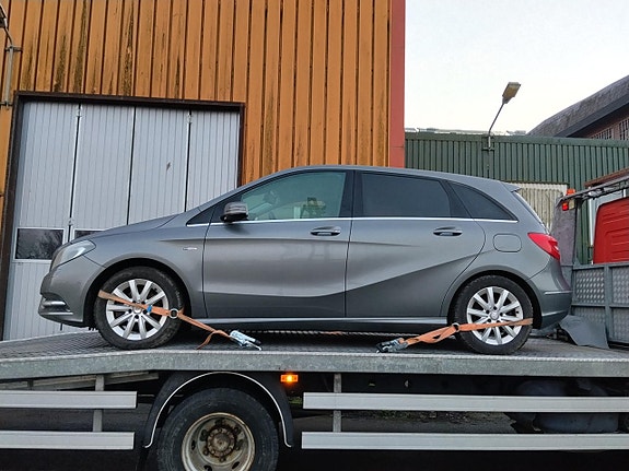 Mercedes-Benz B200 2 of 5