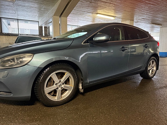 Volvo V40 2 of 5