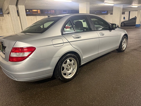 Mercedes-Benz C200 4 of 5