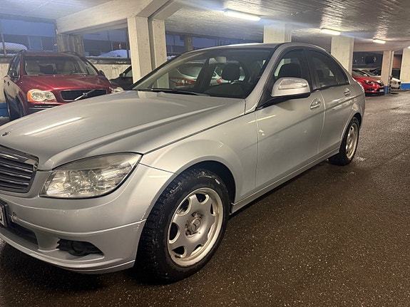 Mercedes-Benz C200 2 of 5