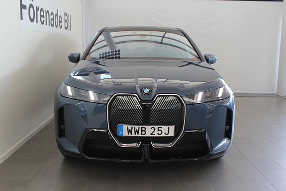 BMW iX 2 of 5