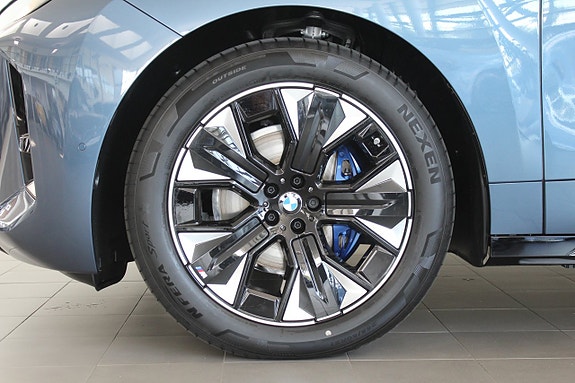 BMW iX 4 of 5