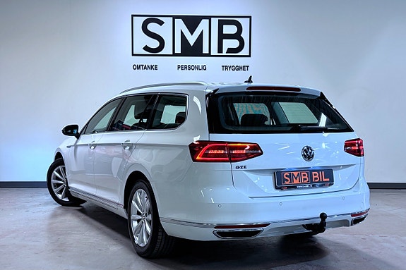 Volkswagen Passat 2 of 5