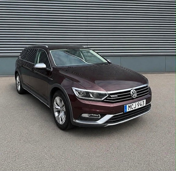 Volkswagen Passat Alltrack 2 of 5