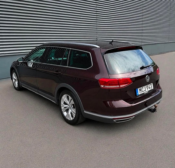 Volkswagen Passat Alltrack 3 of 5