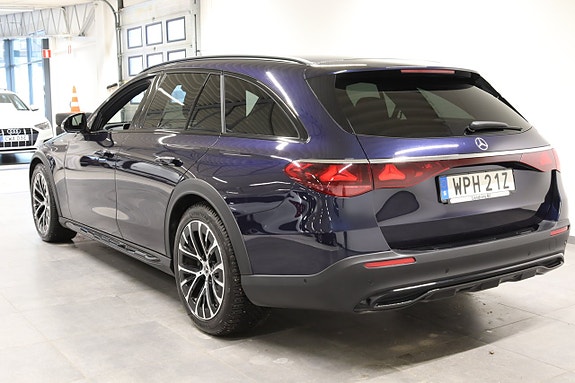 Mercedes-Benz E220 4 of 5