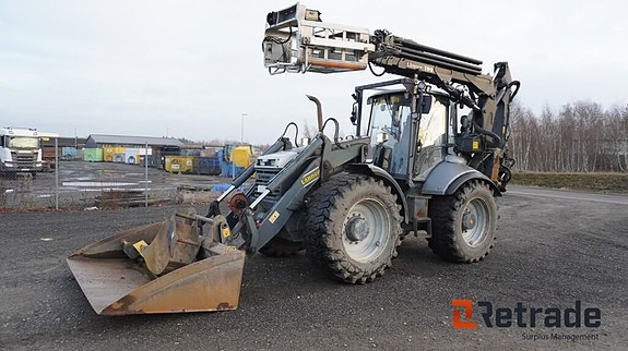 Traktorgrävare Lännen 8800 i 190 lift med korg