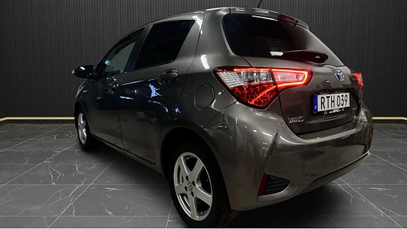 Toyota Yaris 3 of 8
