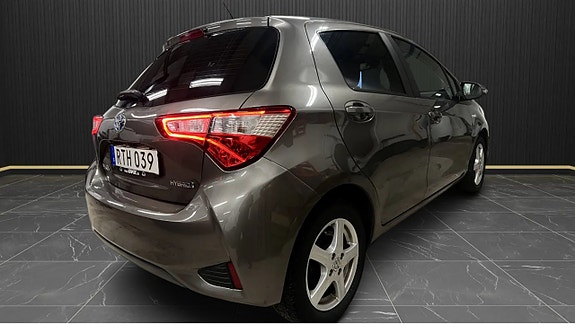 Toyota Yaris 4 of 8