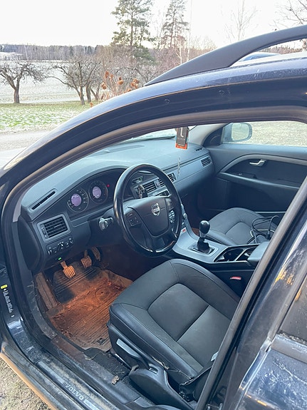 Volvo V70 2 of 3