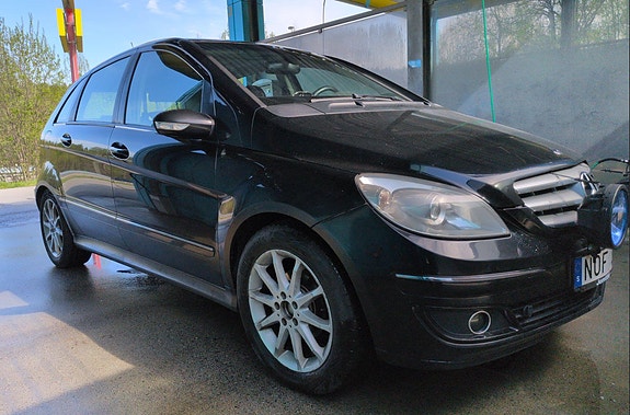 Mercedes-Benz B170 2 of 5