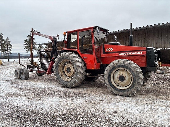 Traktor BM VOLVO VALMET 905-4 med skogsvagn